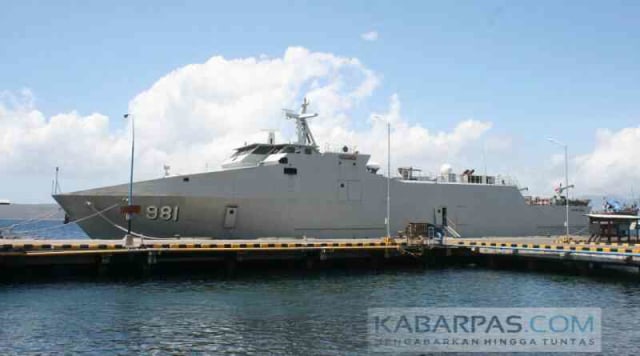 KRI Karang Pilang Merapat Di Tanjungwangi