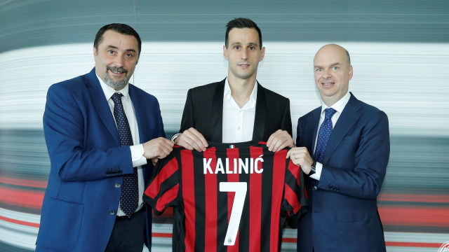 Kalinic resmi ke Milan. (Foto: AC Milan)