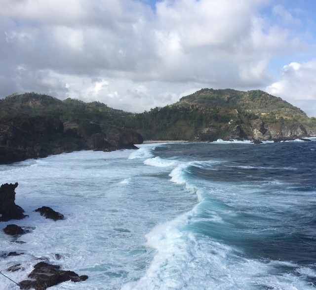 Kabur Ke Pantai Nglambor Sebrangi Samudera Jogja Dengan