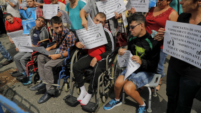 Aksi protes para penyandang disabilitas di Romania (Foto: AP Photo/Vadim Ghirda)