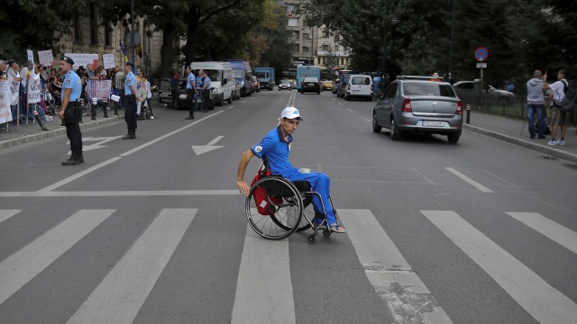 Aksi protes para penyandang disabilitas di Romania (Foto: AP Photo/Vadim Ghirda)