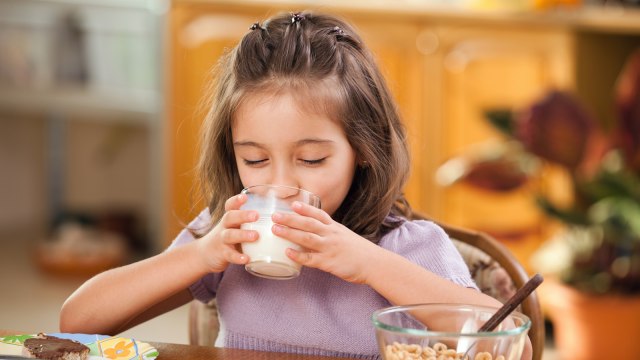 Ilustrasi anak minum susu (Foto: Thinkstock)