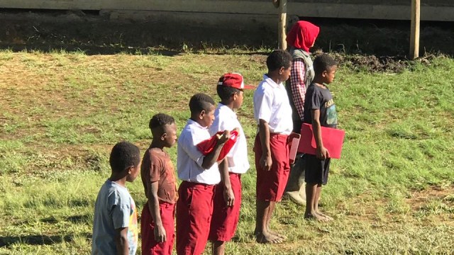 Bersekolah di Pegunungan Bintang, Papua (Foto: Dok. Polres Pegunungan Bintang)