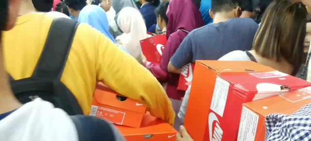 Tergiur Diskon Nike dan Rela Berdesak-desakan di Mal Grand Indonesia (54258)