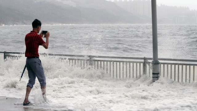 Topan Hato di Hong Kong (Foto: REUTERS/Tyrone Siu)