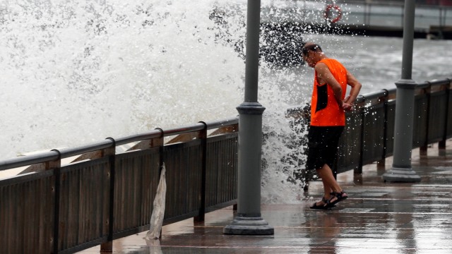 Topan Hato di Hong Kong (Foto: REUTERS/Tyrone Siu)