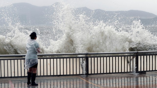 Topan Hato di Hong Kong (Foto: REUTERS/Tyrone Siu)