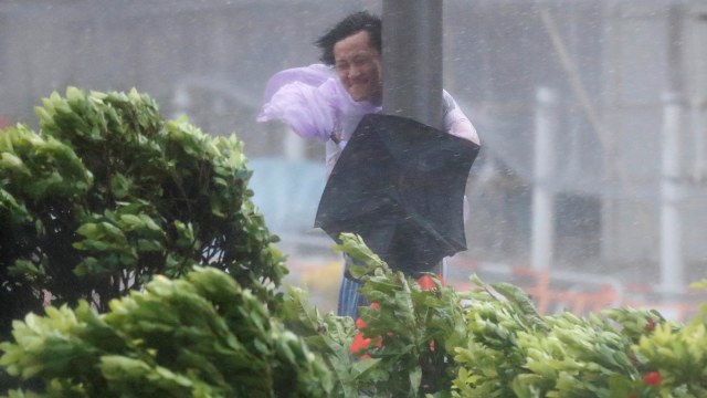 Topan Hato di Hong Kong (Foto: REUTERS/Tyrone Siu)