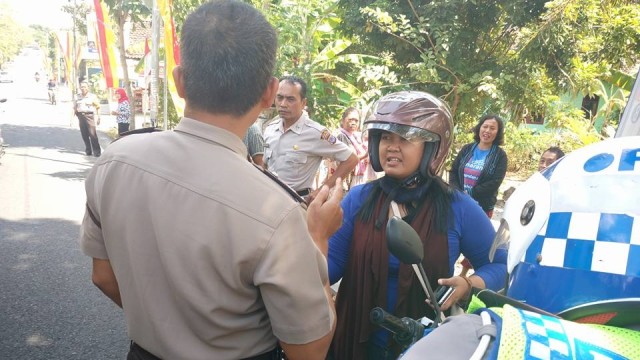 Ibu-ibu tabrak polisi saat ditilang (Foto: Facebook : Andrianto)