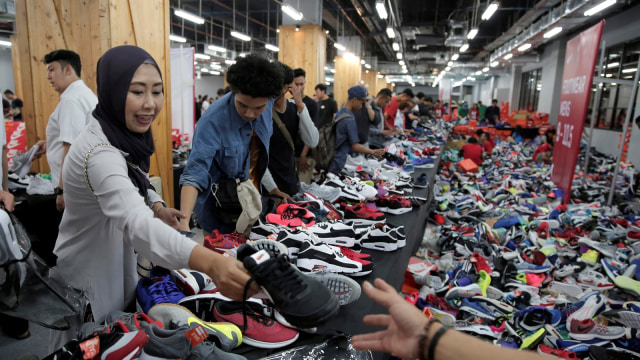 Berburu Diskon Sepatu Nike (Foto: Reuters/Beawiharta)