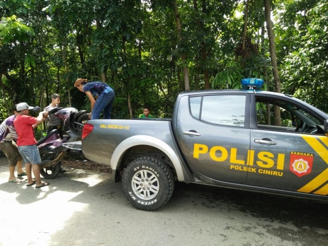 Patroli Polsek Ciniru Bantu Kendaraan Warga Yang Mogok 