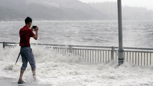 Topan Hato di Hong Kong. (Foto: Tyrone Siu/Reuters)