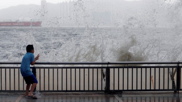 Topan Hato di Hong Kong. (Foto: Tyrone Siu/Reuters)