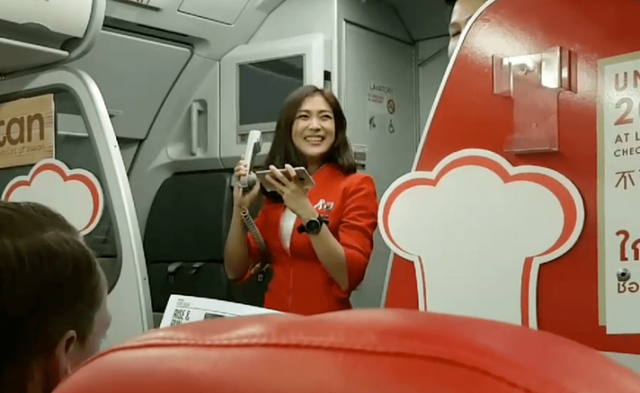 Mirip Artis Korea, Pramugari Cantik Ini Juga Jago Banget Nyanyi! Bikin Betah Di Pesawat!