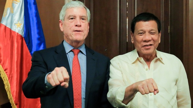 Nicolas Peter dan Rodrigo Duterte (Foto: Presidential Palace/Handout via REUTERS)