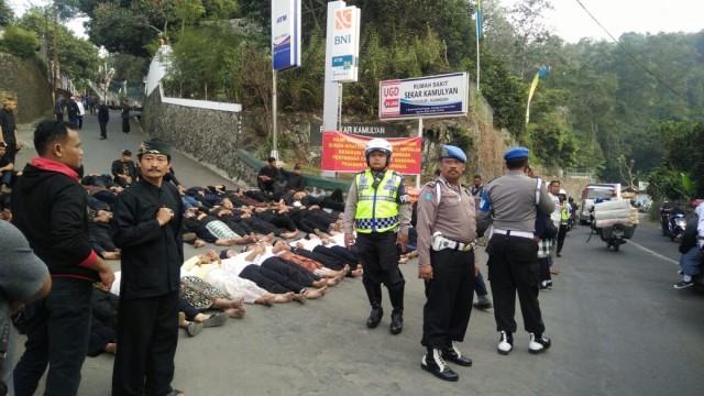 Aksi penolakan eksekusi tanah adat di Cigugur (Foto: Dok : Tim Paralegal Cigugur)