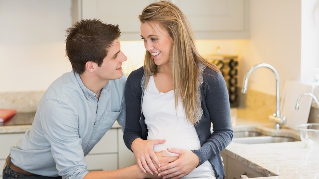 Suami dan istrinya yang tengah hamil (Foto: Thinkstock)