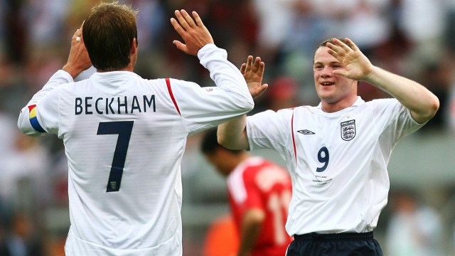 Rooney merayakan gol bersama David Beckham. (Foto: Kai Pfaffenbach/Reuters)