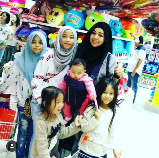 Dian (istri Opick) dan anak-anaknya (Foto: Instagram @dian_opick)