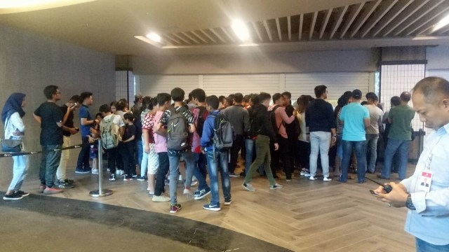 Suasana pengunjung yang rela antre di sale Nike GI (Foto: Nadia Jovita Injilia Riso/kumparan)