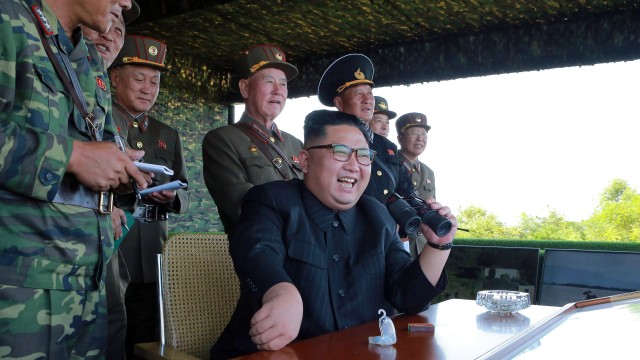Kim Jong Un saksikan latihan militer Korut Foto: KCNA via Reuters