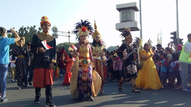 Beragam Baju Adat Indonesia di Parade ASEAN 50 Foto: Johanes Hutabarat/kumparan