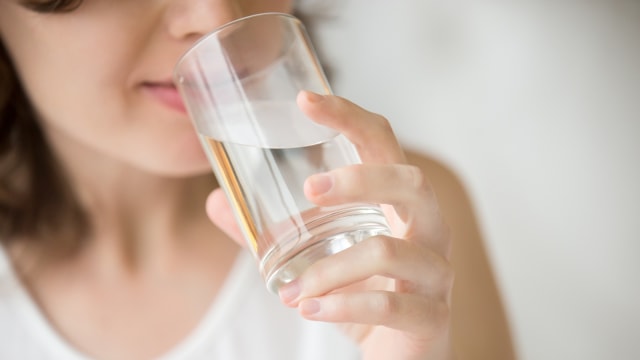 Minum air putih baik bagi kulit? (Foto: Thinkstock)