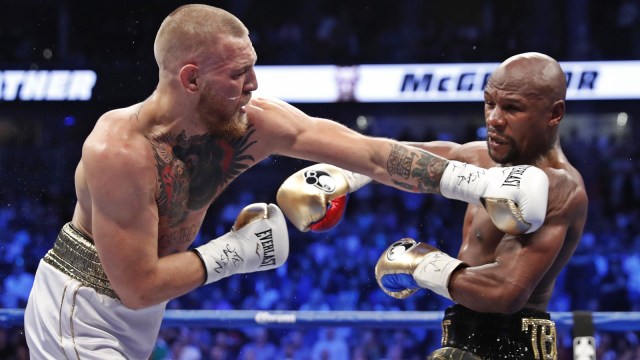 Pertarungan tinju dunia, Conor McGregor vs Mayweather pada 2017. Foto: REUTERS/Steve Marcus