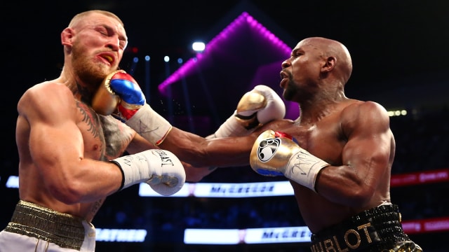 Pukulan telak Mayweather di wajah McGregor. (Foto: REUTERS/Steve Marcus)