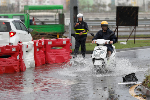 Genangan air usa badai Pakhar hantam Hong Kong. (Foto: REUTERS/Tyrone Siu)