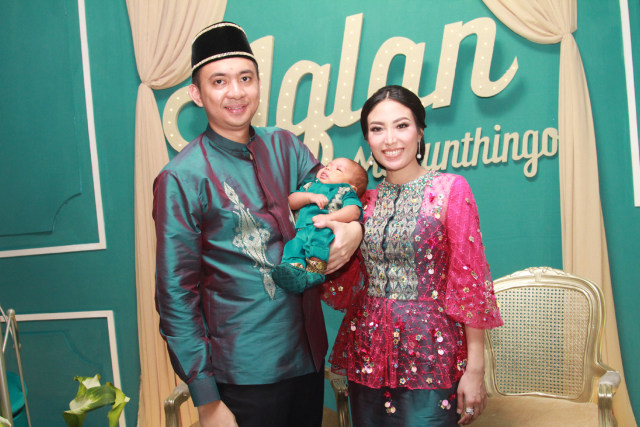 Ayu Dewi dan suami saat Aqikah anak kedua (Foto: Munady)