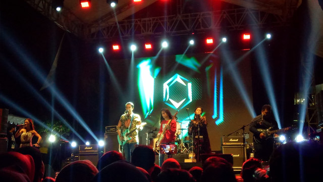 Barasuara tampil di Bintaro Jaya Xchange Mall (Foto: Prabarini Kartika/kumparan)