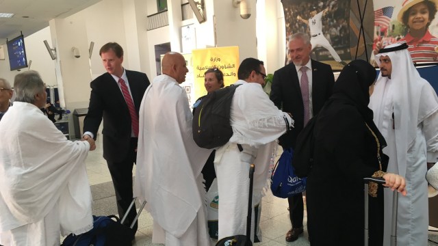 Jemaah haji disambut Konjen AS di Jeddah (Foto: Twitter Kedubes AS di Arab Saudi)