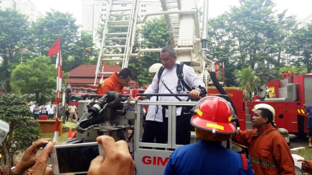 Mendes meninjau kebakaran di lokasi kebakaran (Foto: Ainul Qalbi/kumparan)