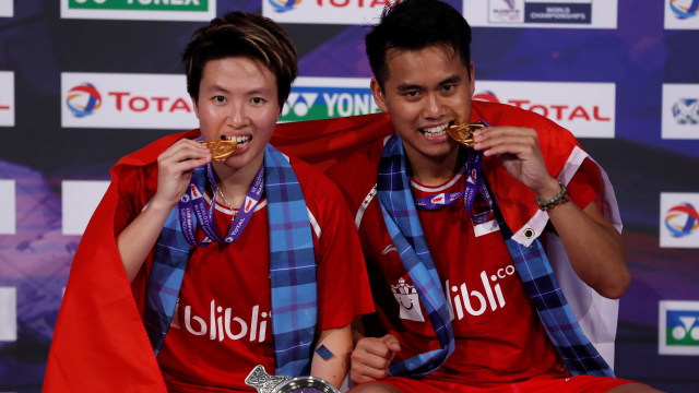 Owi/Butet dengn medali kemenangannya. (Foto: REUTERS/Russell Cheyne)