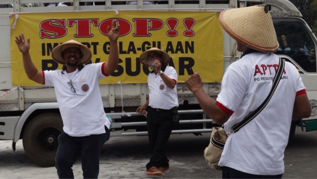 Aksi Demo Petani Tebu di depan Istana Negara (Foto: Fanny Kusumawardhani/kumparan)