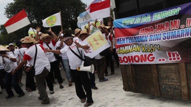 Aksi Demo Petani Tebu di depan Istana Negara (Foto: Fanny Kusumawardhani/kumparan)