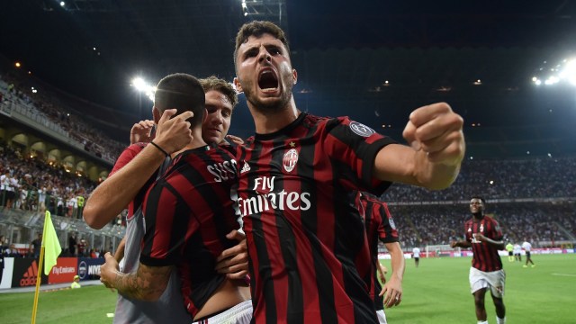 Para pemain Milan merayakan gol Suso. (Foto: Alberto Lingria/Reuters)