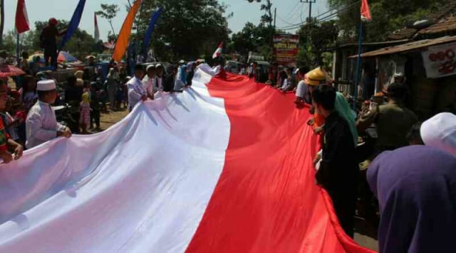 Bendera Merah Putih Raksasa Mewarnai Parade Budaya Pajarakan