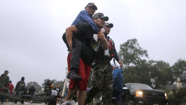 Menyelamatkan Diri dari Badai Harvey (Foto: Jonathan Bachman/Reuters)