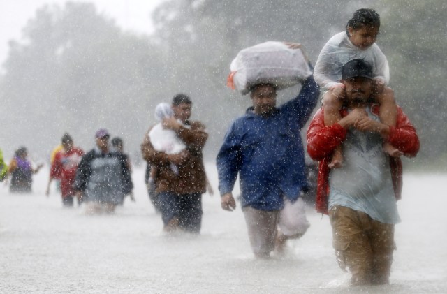 Menyelamatkan diri dari Badai Harvey (Foto: Jonathan Bachman/Reuters)