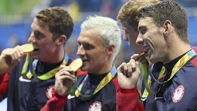 Atlet renang AS menggigit medali (Foto: REUTERS)
