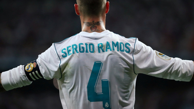 Sergio Ramos minta fans tidak cemooh Pique. (Foto: Reuters/Juan Medina)