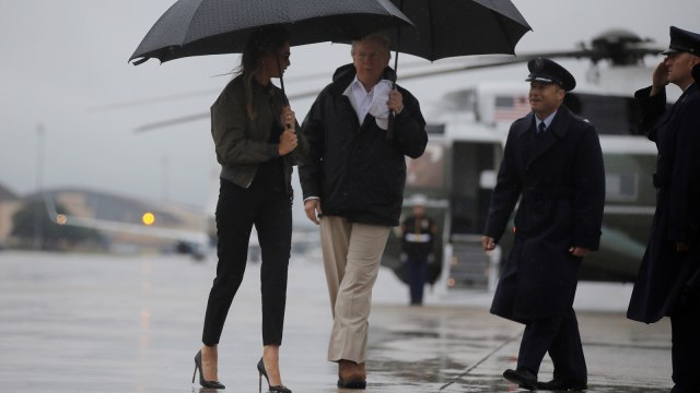 Melania Trump memakai sepatu heels (Foto: REUTERS/Carlos Barria)