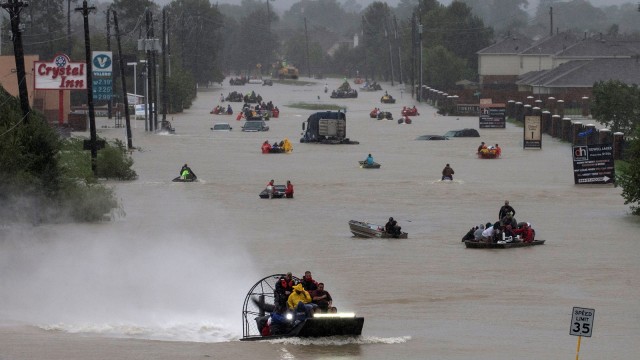 Evakuasi para korban badai harvey (Foto: REUTERS/Adrees Latif)