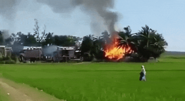 Tentara Myanmar membakar pemukiman Rohingya (Foto: Twitter/@Jeru_Saleem)