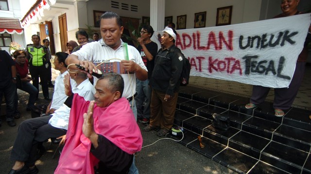 Aksi cukur rambut PNS di Tegal (Foto: ANTARA/Oky Lukmansyah)