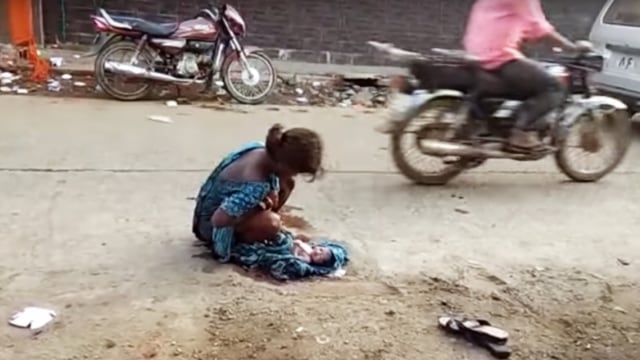 Wanita India Melahirkan di Tengah Jalan (Foto: Youtube/Jharkhand News)