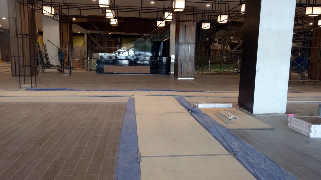Tampak dalam AEON Mall JGC yang belum rampung (Foto: Intan Kemala Sari/kumparan)