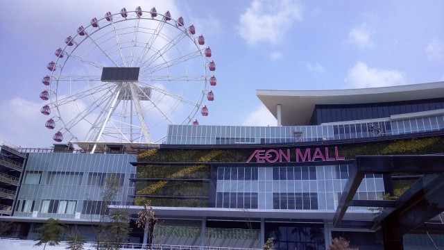 Bianglala terbesar di AEON Mall. (Foto: Intan Kemala Sari/kumparan)